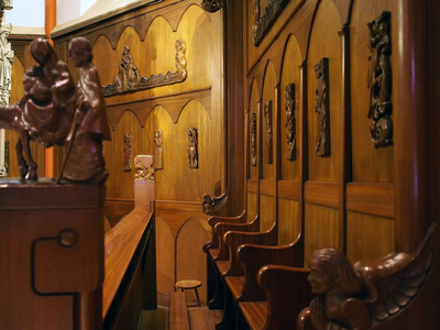 827899 Interieur van de St.-Josephkerk (Draaiweg 44) te Utrecht: koorbanken met houtsnijwerk van Steph Uiterwaal uit 1951.